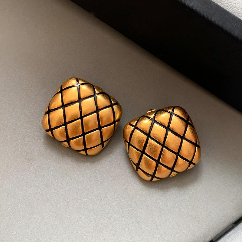 European and American bronze gold retro old rhombus women s light luxury niche high-end earrings k real gold electroplated earrings
European and American bronze gold retro old rhombus women s light luxury niche high-end earrings k real gold electroplated earrings