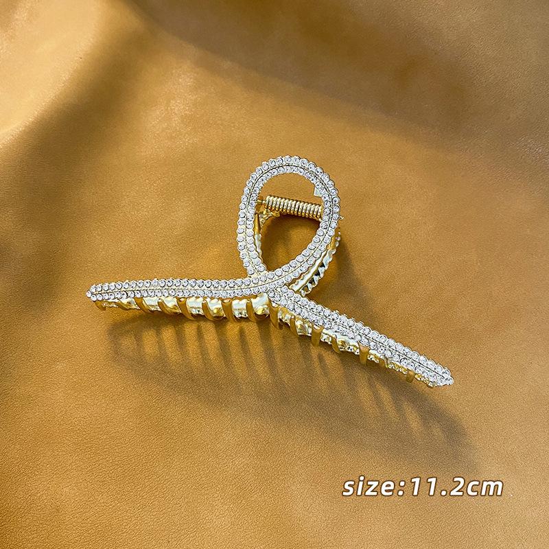 Жіноча шпилька з золотими стразами та перлами
Жіноча шпилька з золотими стразами та перлами