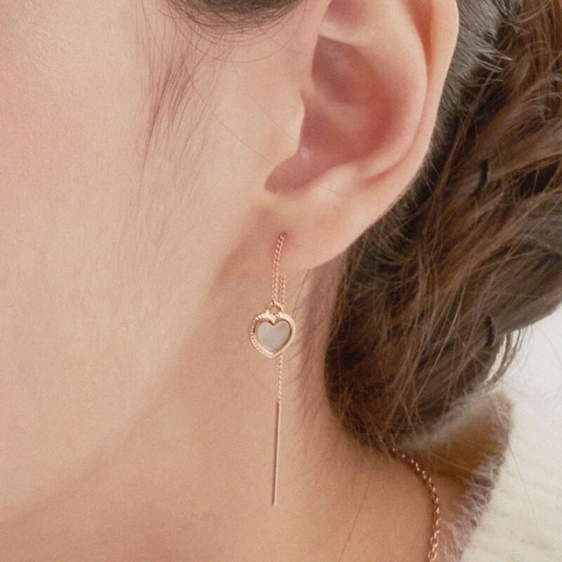 Mother-of-pearl mini drop earrings
Mother-of-pearl mini drop earrings