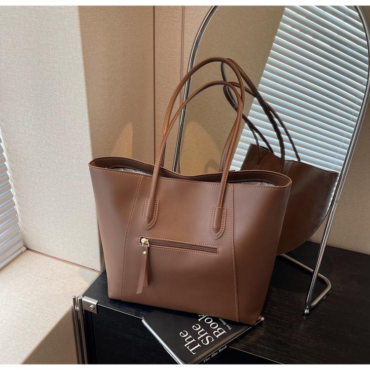 2025 new tote bag large capacity solid color simple shoulder bag autumn fashion niche women s bag
2025 new tote bag large capacity solid color simple shoulder bag autumn fashion niche women s bag