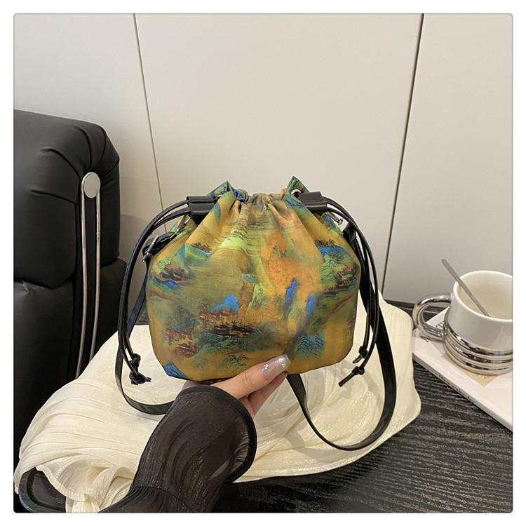 Lucky bag Xiangyun dragon scale pattern 2025 new national style new Chinese style middle-aged and elderly mother crossbody senior sense ingot bag
Lucky bag Xiangyun dragon scale pattern 2025 new national style new Chinese style middle-aged and elderly mother crossbody senior sense ingot bag