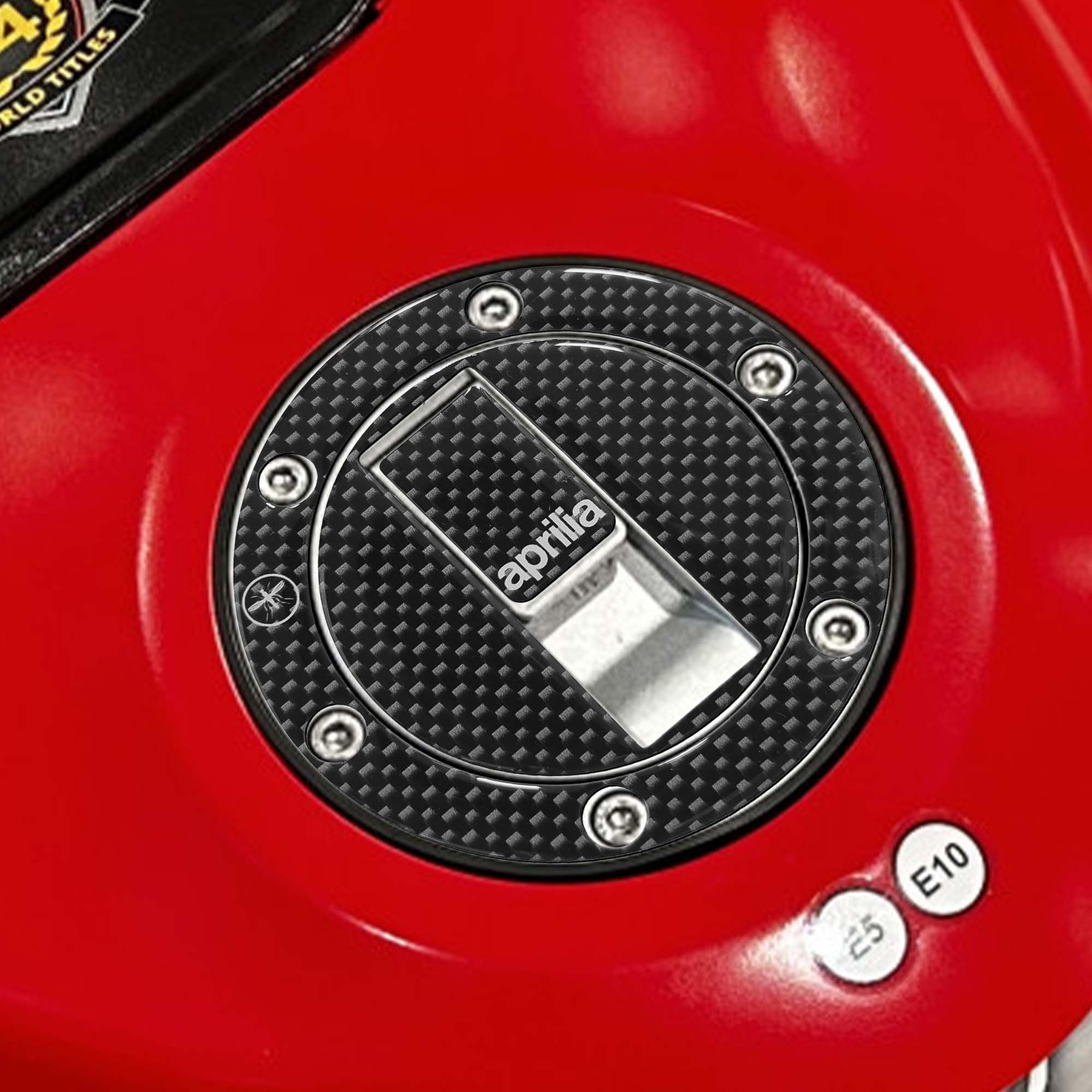 labelbike - 3D carbon sticker for motorcycle fuel filler cap compatible with Aprilia until 2006
labelbike - 3D carbon sticker for motorcycle fuel filler cap compatible with Aprilia until 2006
