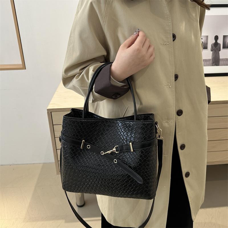 Bags Women s tote bags Go to work Large-capacity commuter bags Spring shoulder bags Crossbody bags Casual women s bags чорний
Bags Women s tote bags Go to work Large-capacity commuter bags Spring shoulder bags Crossbody bags Casual women s bags чорний