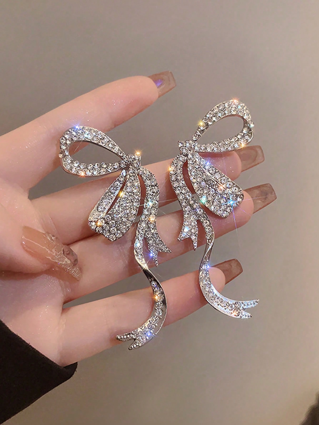 A pair of simple, full-diamond bow earrings, a cool-toned style, perfect as a Valentine s Day gift, a present for mom, or a Mother s Day gift. one-size
A pair of simple, full-diamond bow earrings, a cool-toned style, perfect as a Valentine s Day gift, a present for mom, or a Mother s Day gift. one-size