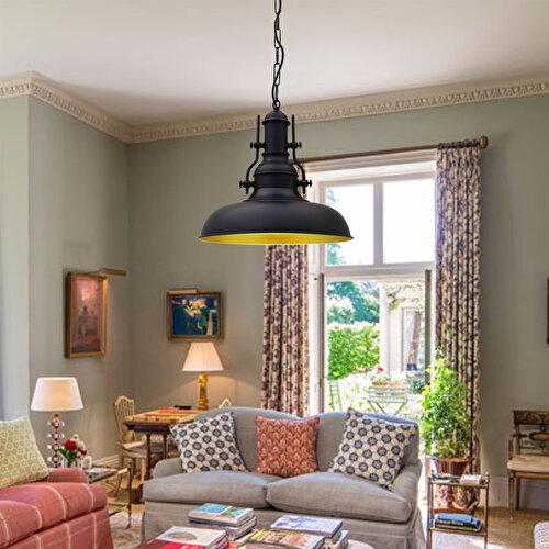 Обратите внимание на черную люстру
Обратите внимание на черную люстру