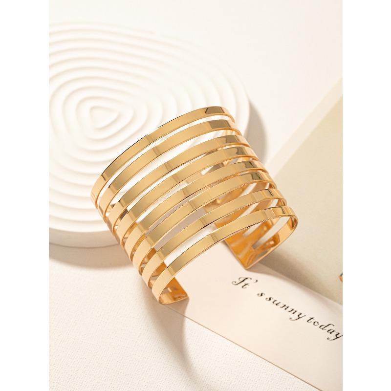 Light luxury wide mouth bracelet personalized nightclub street shot bracelet bracelet bracelet fashion ring set new geometry
Light luxury wide mouth bracelet personalized nightclub street shot bracelet bracelet bracelet fashion ring set new geometry