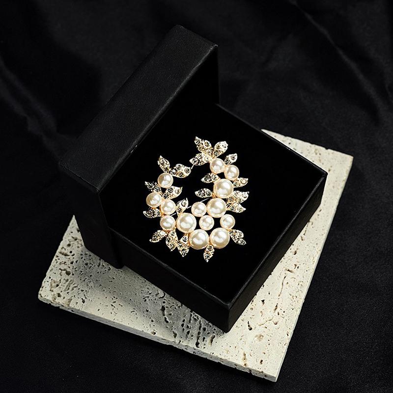 Темпераментные Жемчужные Броши Для Женщин Девушек Нежные Корсажи Элегантные Булавки для Костюма Аксессуары для Одежды Подарки A1
Темпераментные Жемчужные Броши Для Женщин Девушек Нежные Корсажи Элегантные Булавки для Костюма Аксессуары для Одежды Подарки A1