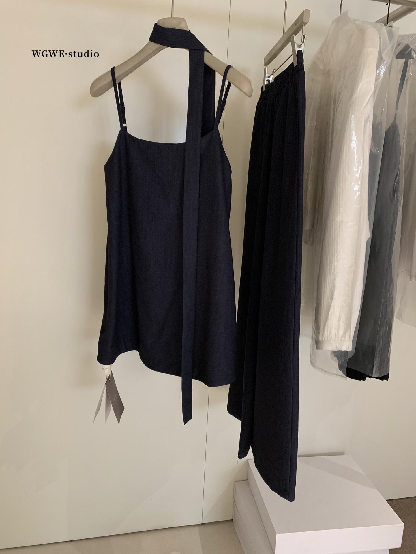 Retro Chic High-End Sleeveless Camisole & Wide-Leg Pants Set Medium
Retro Chic High-End Sleeveless Camisole & Wide-Leg Pants Set Medium
