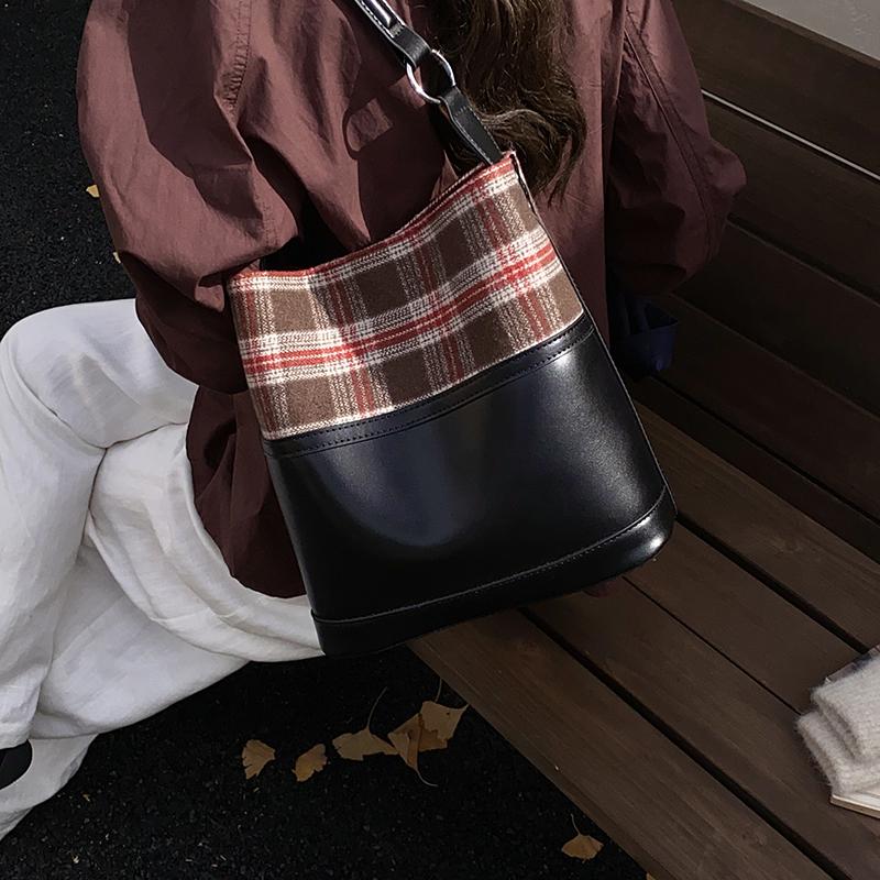 Simple Plaid Splicing Large Capacity Bucket Bag Autumn New Women s Commuting PU One Shoulder Underarm Bags Travel Handbags (20cm<Max Length<30cm)
Simple Plaid Splicing Large Capacity Bucket Bag Autumn New Women s Commuting PU One Shoulder Underarm Bags Travel Handbags (20cm<Max Length<30cm)