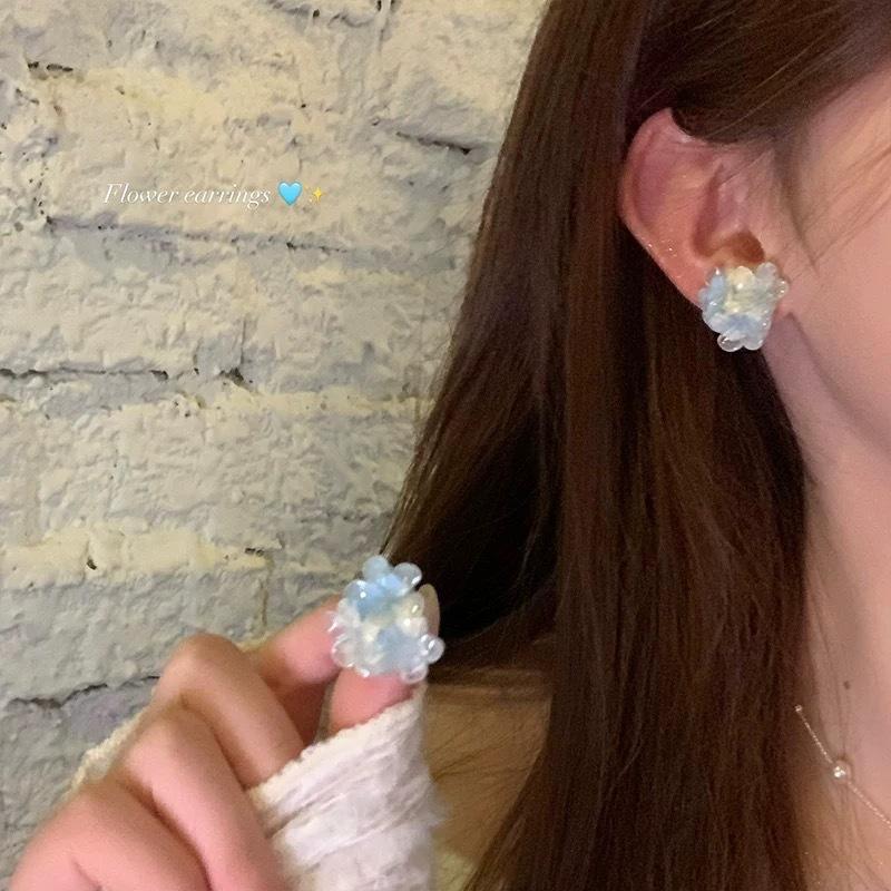 Summer clear blue smudged flower beaded earrings light luxury high-end temperament earrings women s unique and beautiful ear jewelry
Summer clear blue smudged flower beaded earrings light luxury high-end temperament earrings women s unique and beautiful ear jewelry