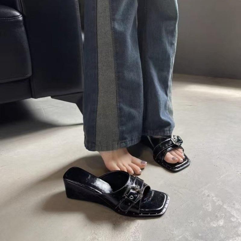 Клиновидные шлепанцы для женщин летняя уличная обувь новые квадратный носок заклепки металлическая пряжка ремня нескользящие крутые для мытья полов 40 чёрный
Клиновидные шлепанцы для женщин летняя уличная обувь новые квадратный носок заклепки металлическая пряжка ремня нескользящие крутые для мытья полов 40 чёрный