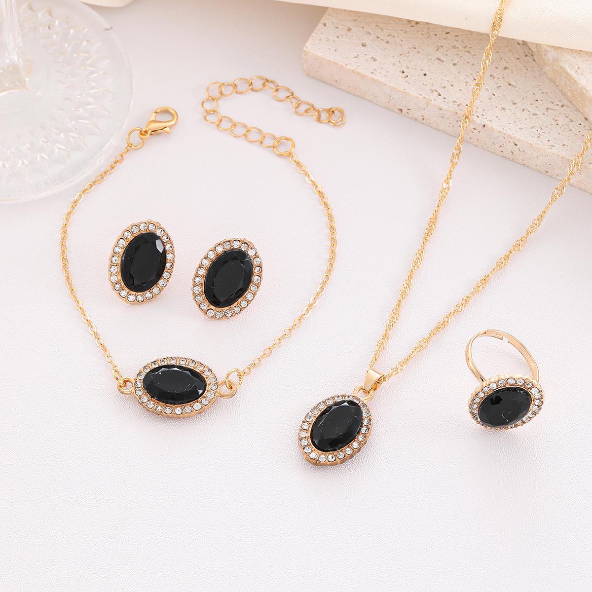 Європейський та американський набір весільних прикрас з овальних діамантів у формі краплі води: намисто, сережки та кільце CK0593 чорний
Європейський та американський набір весільних прикрас з овальних діамантів у формі краплі води: намисто, сережки та кільце CK0593 чорний