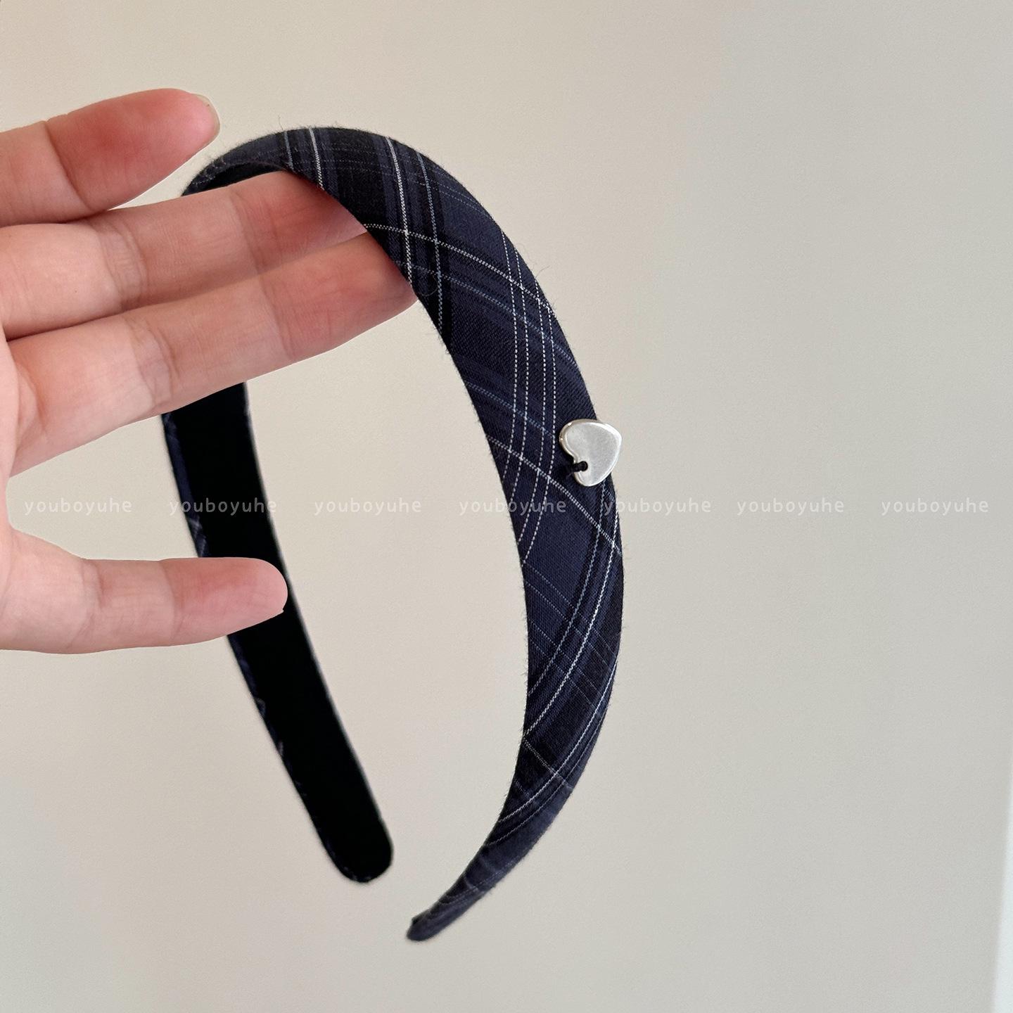 Темно-синяя клетчатая повязка на голову с сердечком для женщин - Высокий верх, для повседневной носки, аксессуар для волос, стройнящий лицо
Темно-синяя клетчатая повязка на голову с сердечком для женщин - Высокий верх, для повседневной носки, аксессуар для волос, стройнящий лицо