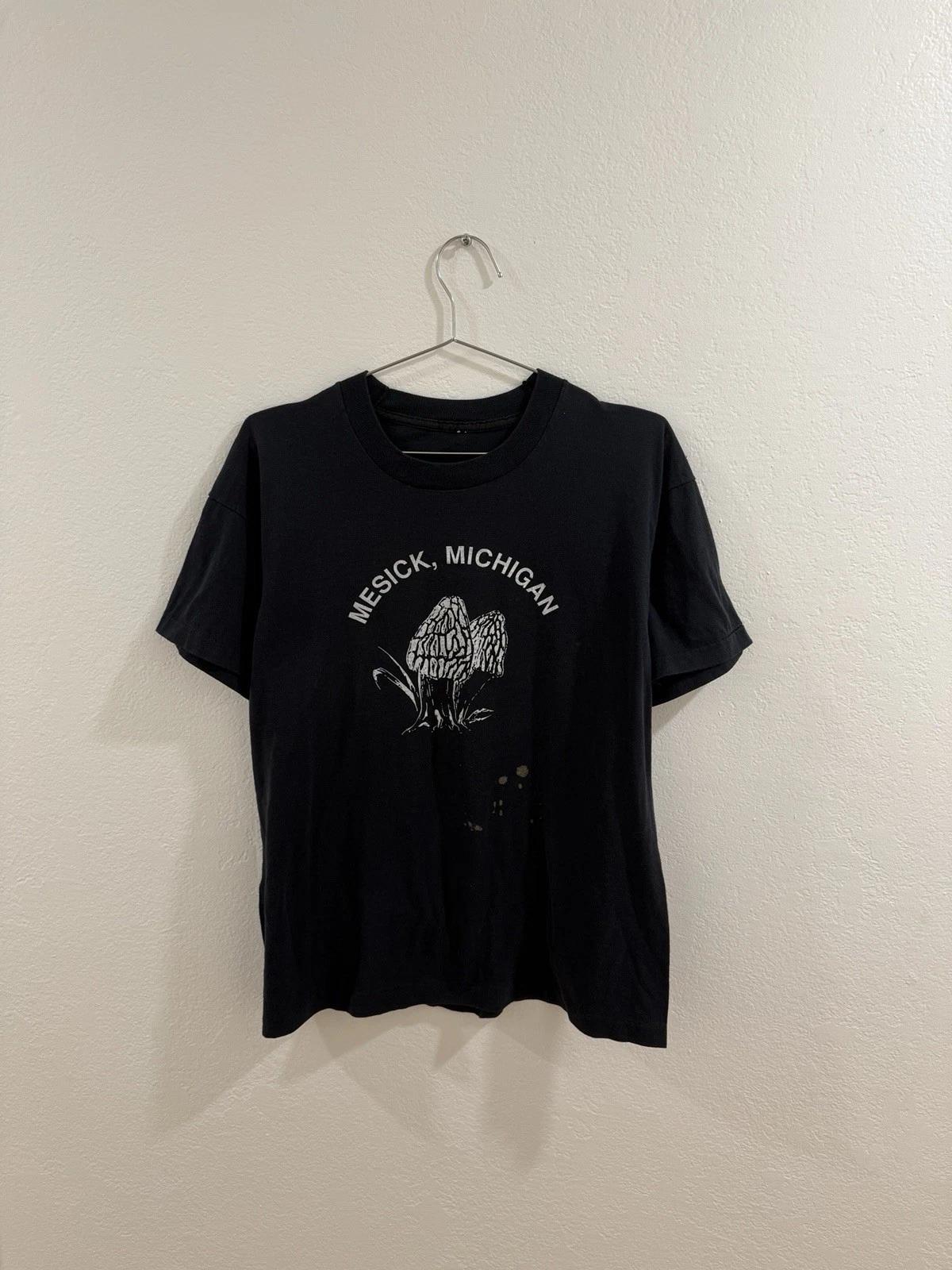 1980s Mushroom Graphic Mesick Michigan Nature Vintage Black T-Shirt SingleStitch 4XL
1980s Mushroom Graphic Mesick Michigan Nature Vintage Black T-Shirt SingleStitch 4XL