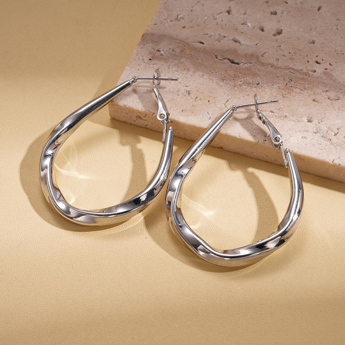 Simple geometric twist, water drop-shaped glossy silver needle earrings, environmentally friendly niche earrings
Simple geometric twist, water drop-shaped glossy silver needle earrings, environmentally friendly niche earrings