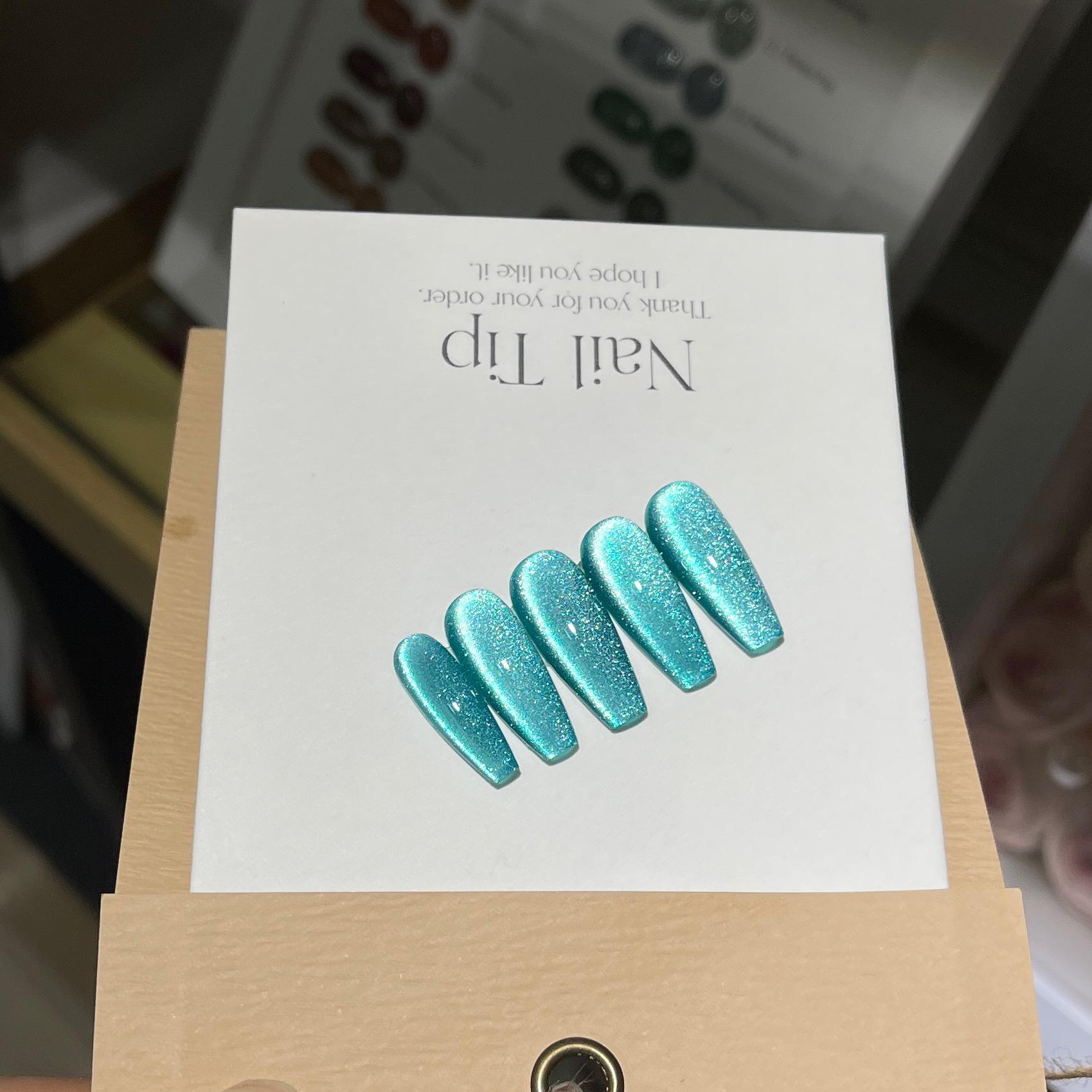 Гель-лак для кошачьего глаза Crystal Green - Градиент от холодного изумрудного до лазурного Мальдив
Гель-лак для кошачьего глаза Crystal Green - Градиент от холодного изумрудного до лазурного Мальдив