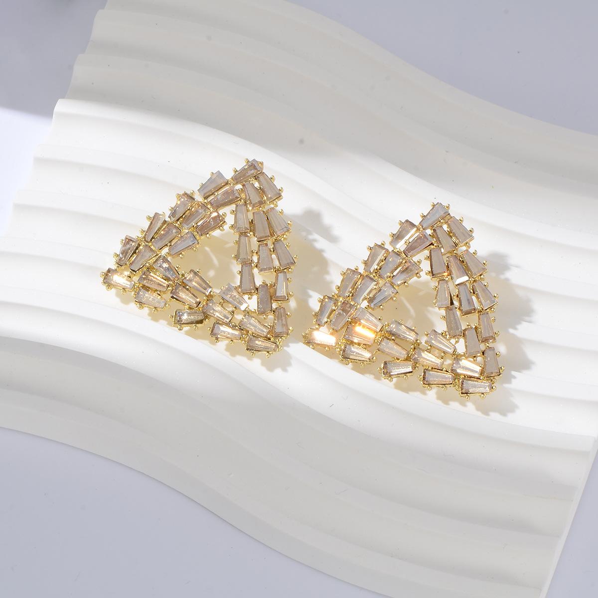 Vintage Luxury Triangle Stud Earrings Full Paved Zircon Hollow Out Exaggerated Temperament Jewelry For Women шампанського
Vintage Luxury Triangle Stud Earrings Full Paved Zircon Hollow Out Exaggerated Temperament Jewelry For Women шампанського