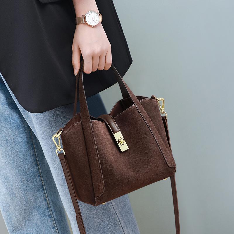 Retro bucket bag women s new versatile handbag light luxury texture commuter shoulder messenger bag niche design
Retro bucket bag women s new versatile handbag light luxury texture commuter shoulder messenger bag niche design