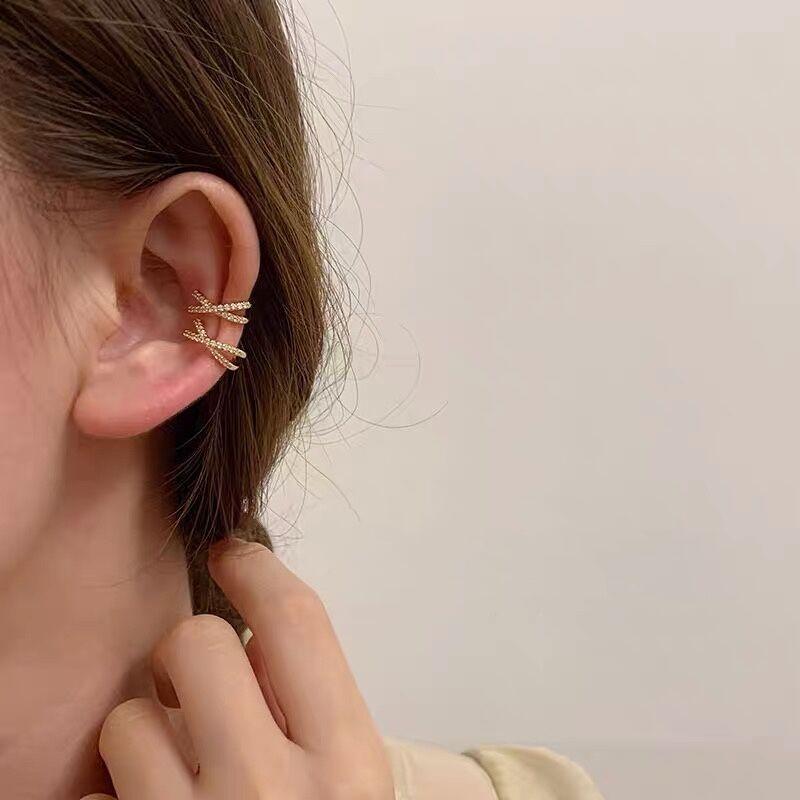Retro Hong Kong flavor, niche ear clips, ear bone clips, no ear piercings, female cool and dark, simple personality, cold wind earrings, male
Retro Hong Kong flavor, niche ear clips, ear bone clips, no ear piercings, female cool and dark, simple personality, cold wind earrings, male