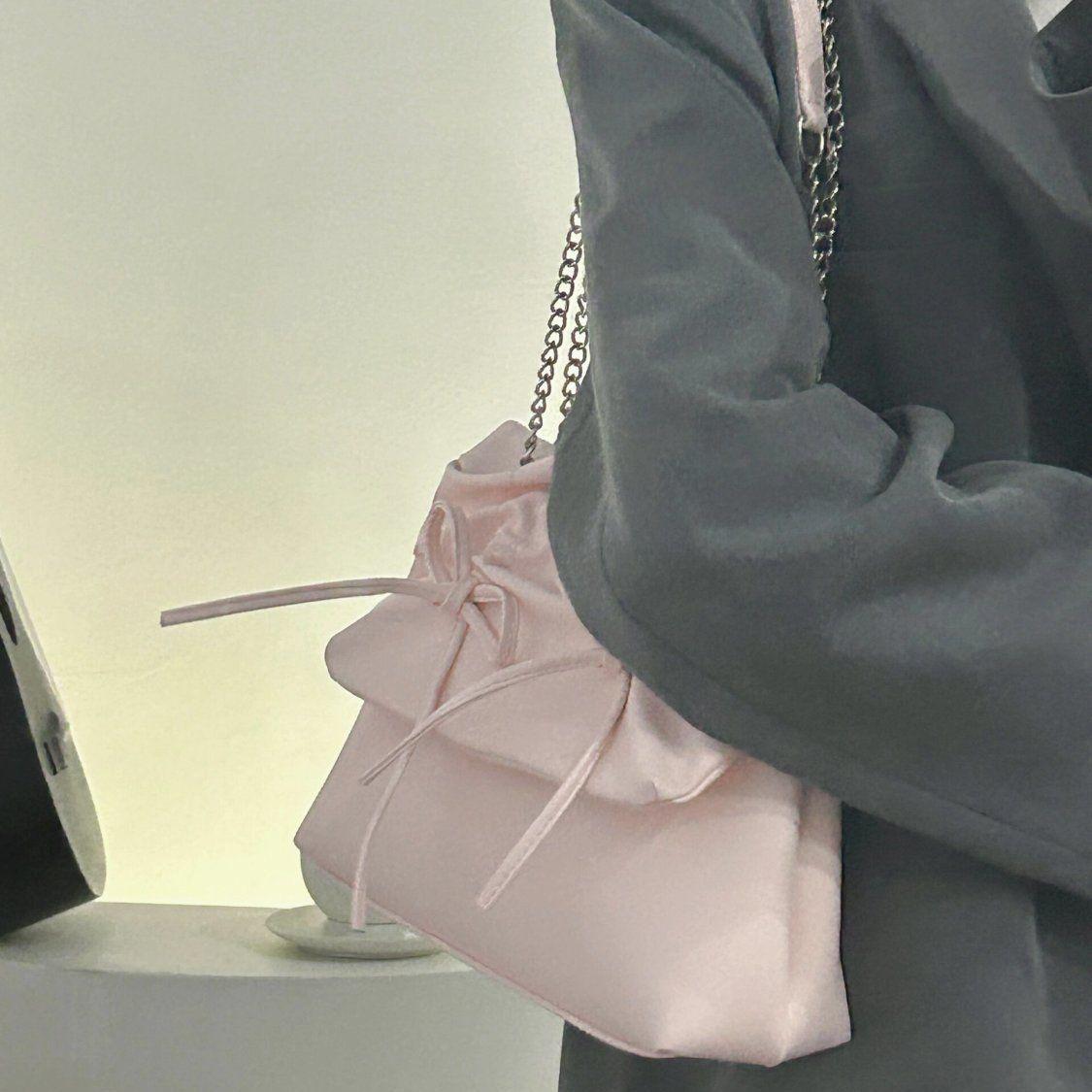 JIAERDI Sweet Cute Bow Tote Bag Women Elegant Ballet Style Gentle Pleated Shoulder Bag Ladies Chain Large Capacity Crossbody Bag 30x20x10cm розовый
JIAERDI Sweet Cute Bow Tote Bag Women Elegant Ballet Style Gentle Pleated Shoulder Bag Ladies Chain Large Capacity Crossbody Bag 30x20x10cm розовый