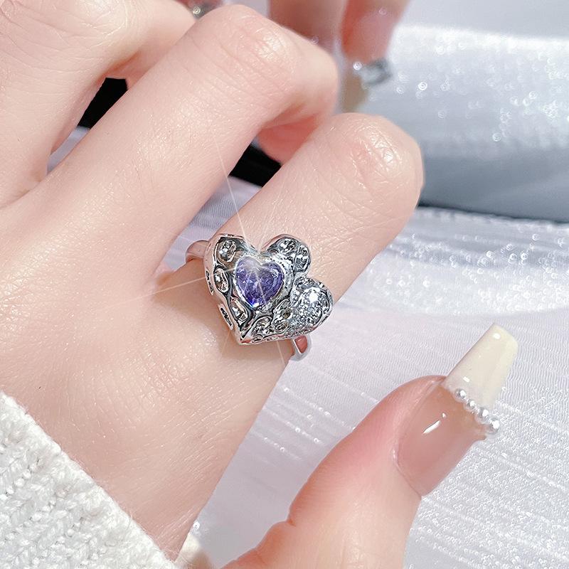 Niche Design Sense Dark Sweet Cool Wind Series Open Ring Irregular French Personality Love Zircon Ring Woman Adjustable opening
Niche Design Sense Dark Sweet Cool Wind Series Open Ring Irregular French Personality Love Zircon Ring Woman Adjustable opening
