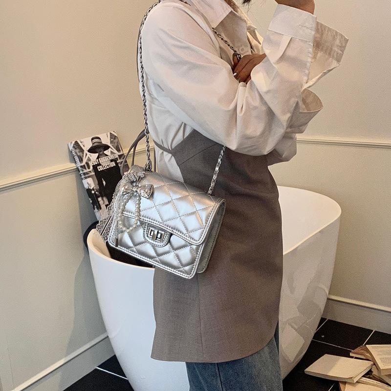 Fashion diamond chain Small square bag Women s light luxury temperament Versatile high-end messenger bag
Fashion diamond chain Small square bag Women s light luxury temperament Versatile high-end messenger bag