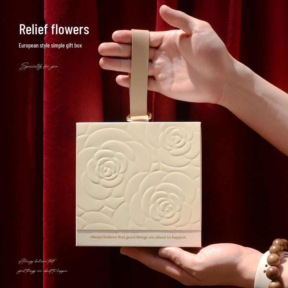 Стильная подарочная сувенирная коробка - элегантная подарочная упаковка для подружки невесты, дня рождения или возвращения домой (Пустой) 15*7*15 cm
Стильная подарочная сувенирная коробка - элегантная подарочная упаковка для подружки невесты, дня рождения или возвращения домой (Пустой) 15*7*15 cm