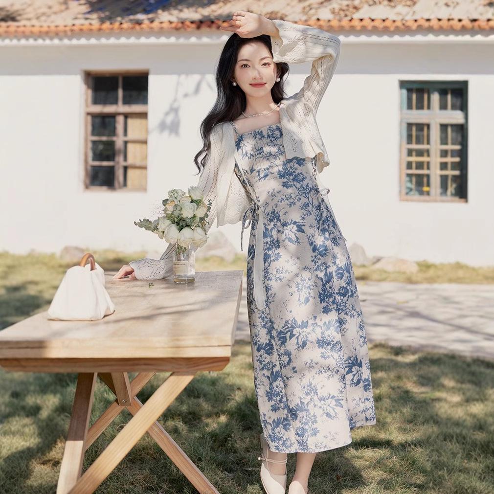 New Chinese Style Blue & White Porcelain Floral Print Camisole Dress with Lace-Up Cardigan Small
New Chinese Style Blue & White Porcelain Floral Print Camisole Dress with Lace-Up Cardigan Small