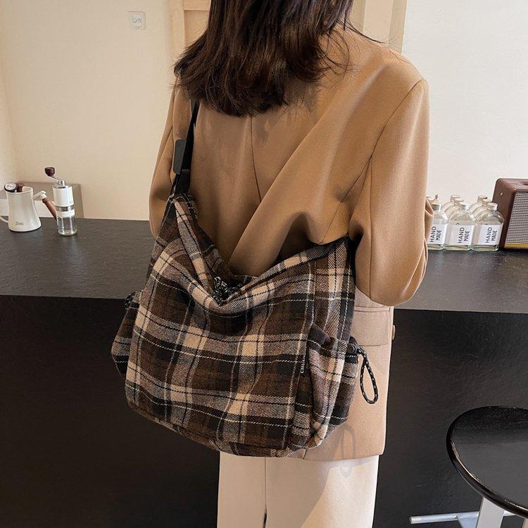 Autumn and winter new woolen plaid shoulder bag large-capacity handbag tote bag retro versatile fashion women s bag one size fits all темно-коричневого кольору
Autumn and winter new woolen plaid shoulder bag large-capacity handbag tote bag retro versatile fashion women s bag one size fits all темно-коричневого кольору