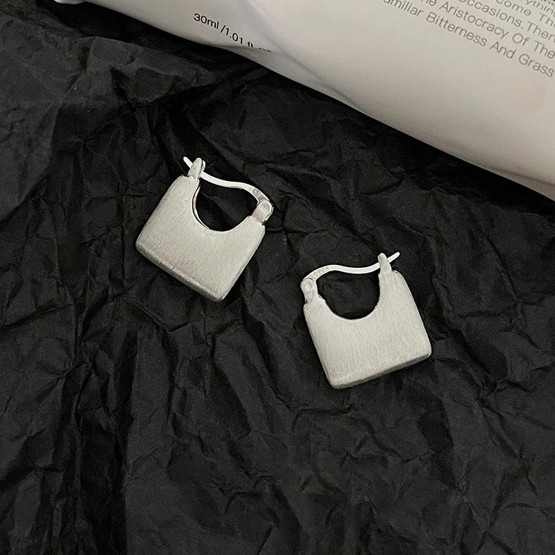 Frosted Handbag, Ear Buckle, Ear Clip, Niche Design, High-end Ins New Earrings and Earrings.
Frosted Handbag, Ear Buckle, Ear Clip, Niche Design, High-end Ins New Earrings and Earrings.