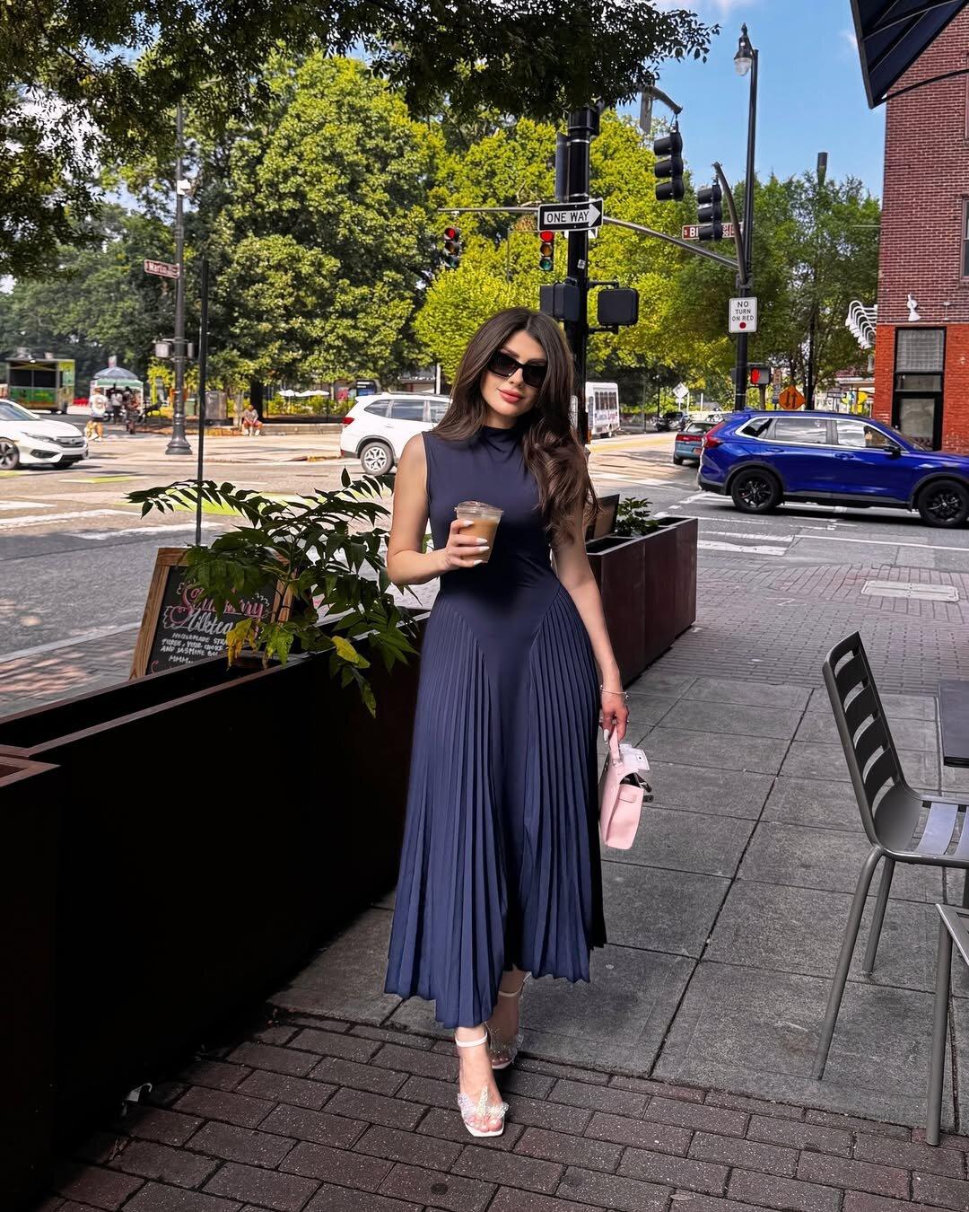 European and American women s clothing summer new fashion temperament slim and thin pleated design big pendulum dress XL
European and American women s clothing summer new fashion temperament slim and thin pleated design big pendulum dress XL