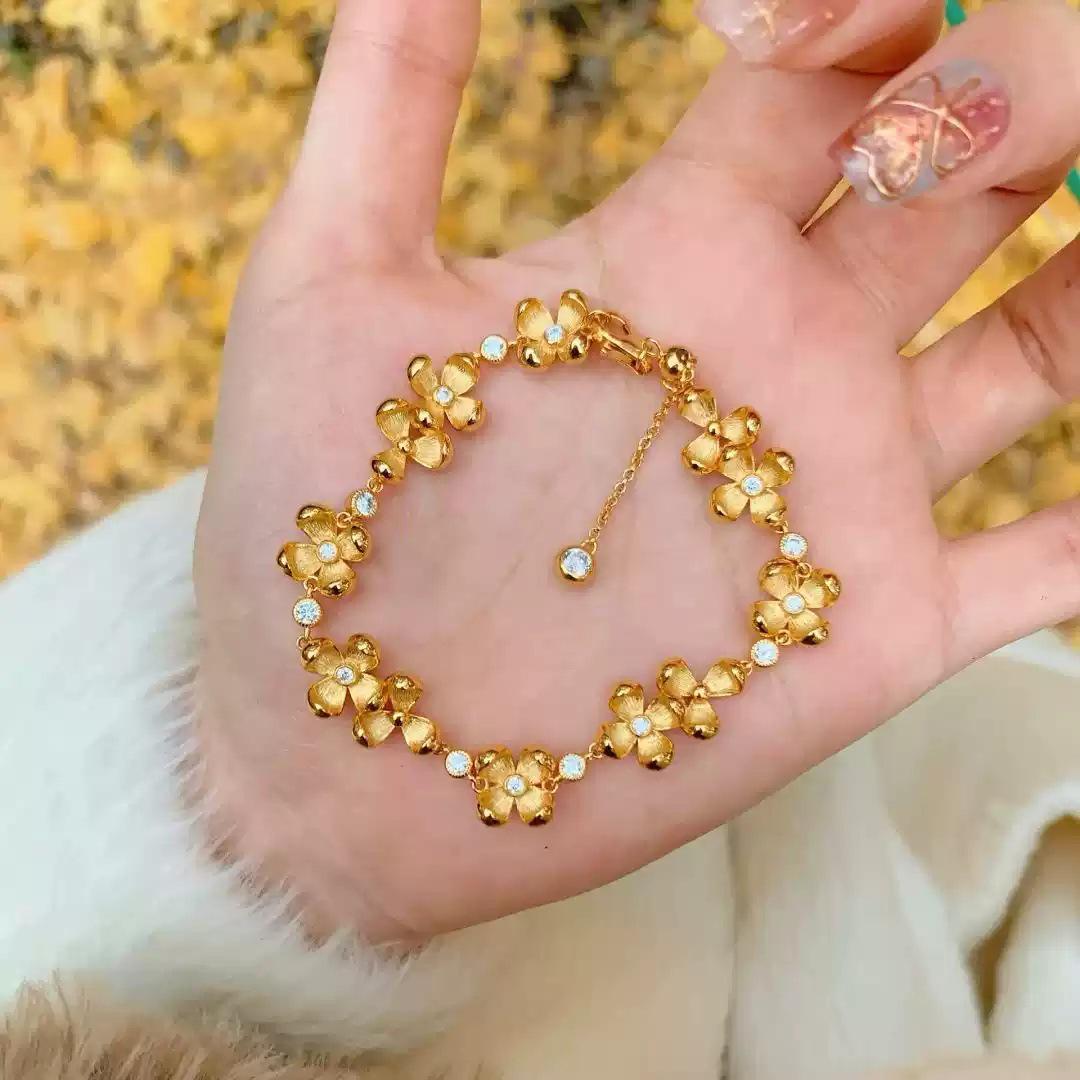 2025 Маленькая красная книга Золотой османтус Высококлассный легкий роскошный браслет
2025 Маленькая красная книга Золотой османтус Высококлассный легкий роскошный браслет