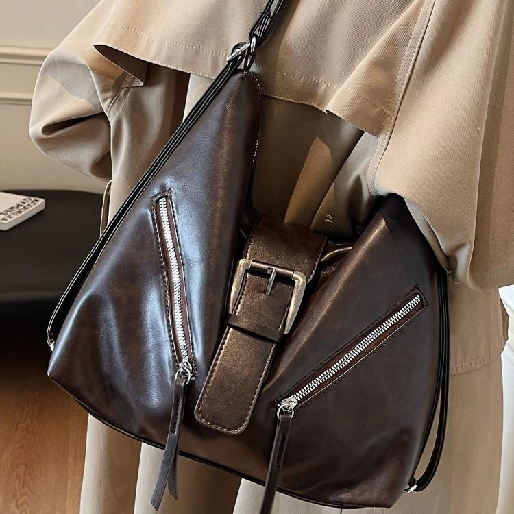 Tote bag women 2025 new bag large capacity commuter shoulder crossbody backpack casual retro autumn and winter backpack темно-коричневого кольору
Tote bag women 2025 new bag large capacity commuter shoulder crossbody backpack casual retro autumn and winter backpack темно-коричневого кольору