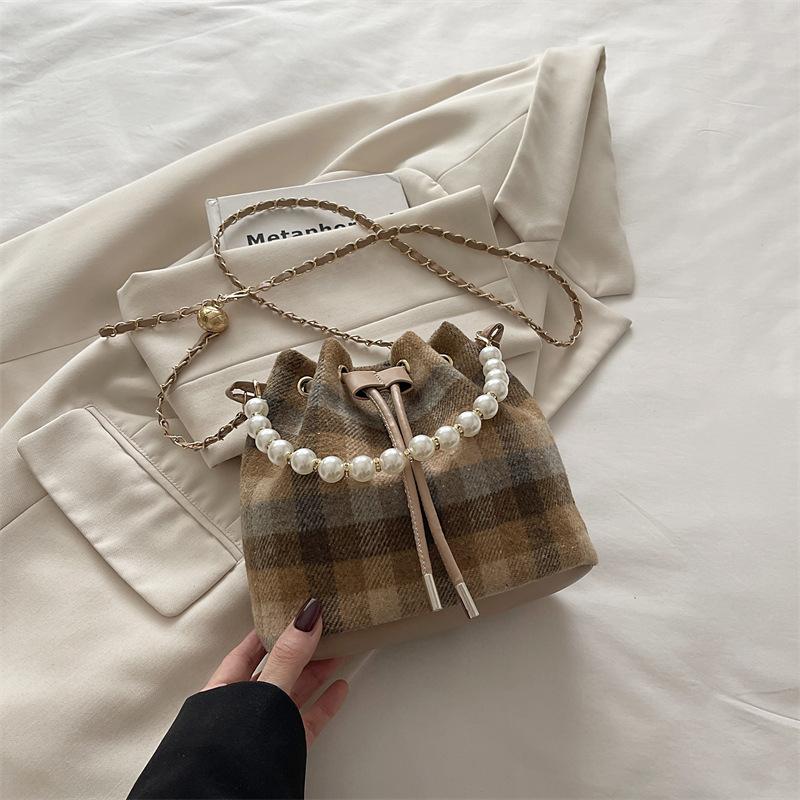 Plaid messenger bag spring new women s bag fashionable and popular shoulder bag chain simple bucket bag коричневий
Plaid messenger bag spring new women s bag fashionable and popular shoulder bag chain simple bucket bag коричневий