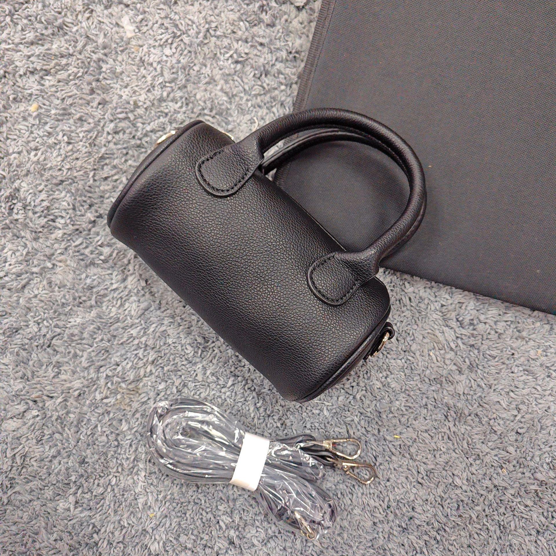 Niche Design Bag Women S Fashion Boston Bag Portable Small Round Bag High-End Cylinder Messenger Bag чорний
Niche Design Bag Women S Fashion Boston Bag Portable Small Round Bag High-End Cylinder Messenger Bag чорний