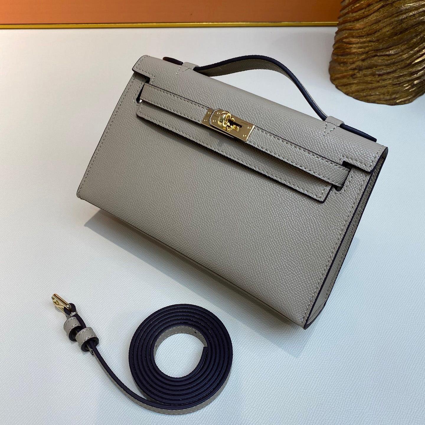 Оптовая продажа нового поколения простой маленькой квадратной сумки через плечо, с косым ремнем, портативной, из первого слоя коровьей кожи, женской сумки, с отстрочкой 22x7x13cm
Оптовая продажа нового поколения простой маленькой квадратной сумки через плечо, с косым ремнем, портативной, из первого слоя коровьей кожи, женской сумки, с отстрочкой 22x7x13cm