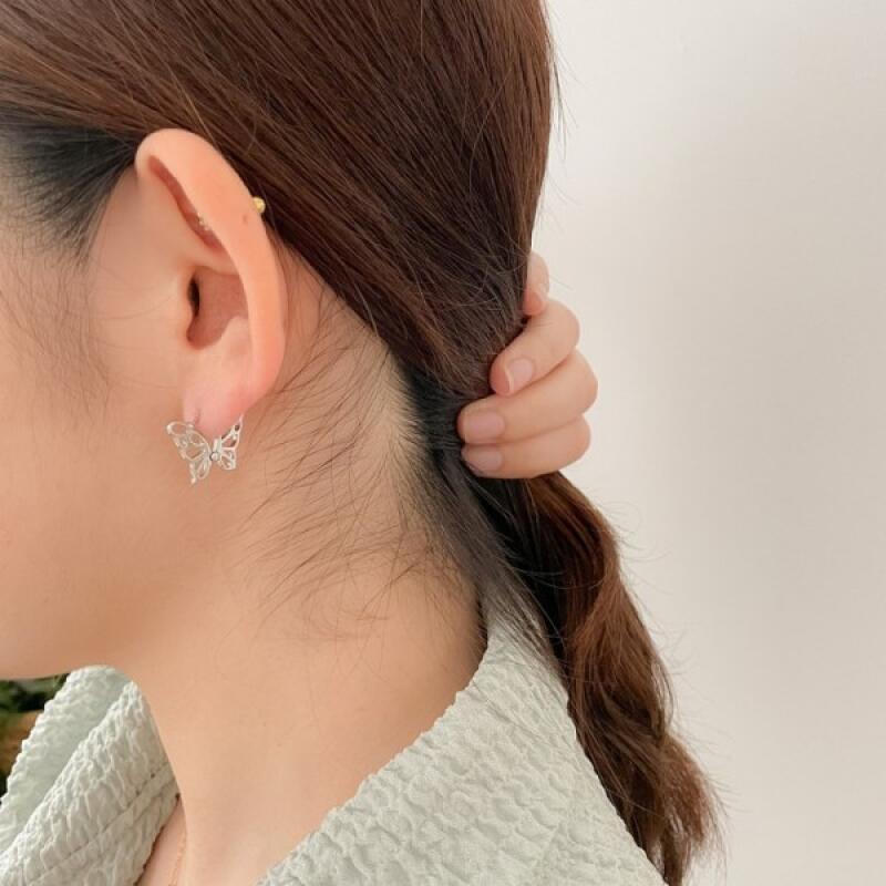 Mini Butterfly Butterfly Hoop Earrings
Mini Butterfly Butterfly Hoop Earrings