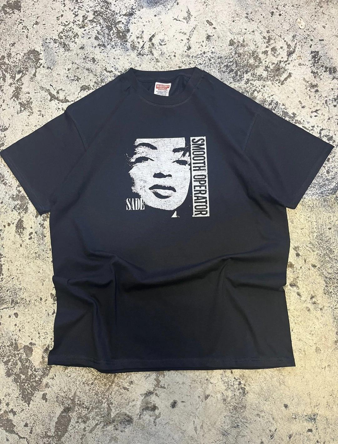 Ретро Графическая Футболка – Sade Smooth Operator Свободный Крой В Винтажном Стиле 2XL
Ретро Графическая Футболка – Sade Smooth Operator Свободный Крой В Винтажном Стиле 2XL