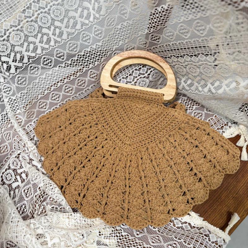 Popular Woven Shell Shoulder Bag Wooden Handle Design Bohemian Style, Elegant Vacation Tote Bag Casual Magnetic Commuter Handbag
Popular Woven Shell Shoulder Bag Wooden Handle Design Bohemian Style, Elegant Vacation Tote Bag Casual Magnetic Commuter Handbag