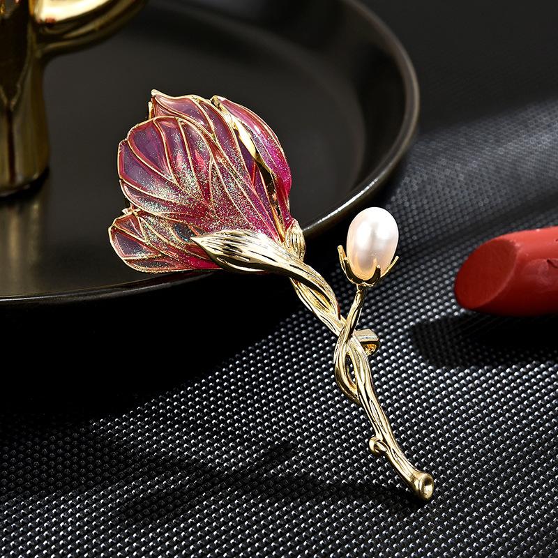 Ladies Light Luxury Design Elegant Enamel Imitation Pearl Magnolia Brooch Fashionable Versatile Niche Design Brooch
Ladies Light Luxury Design Elegant Enamel Imitation Pearl Magnolia Brooch Fashionable Versatile Niche Design Brooch