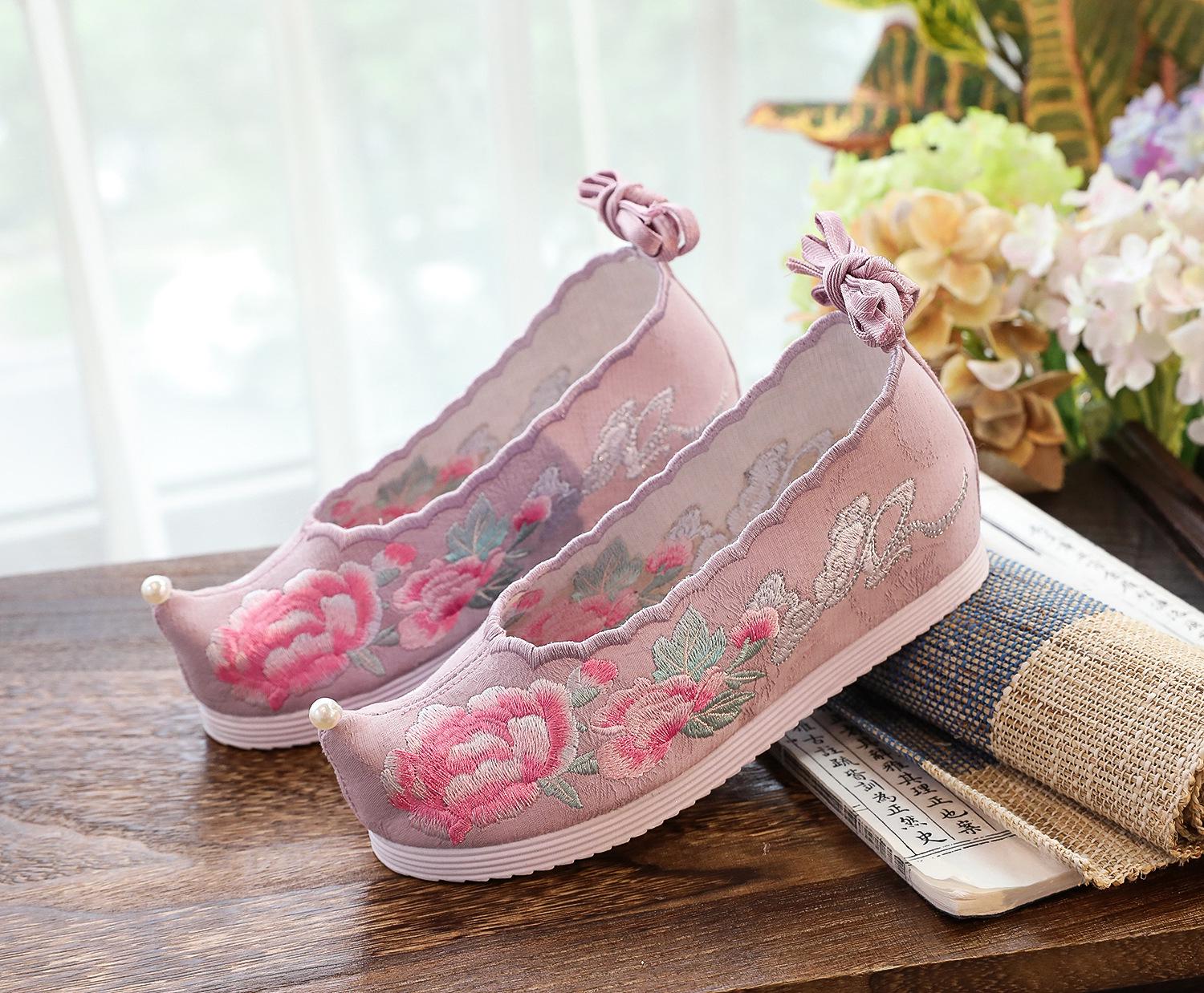 Women s Pointed Toe Hanfu Style Embroidered Cloth Shoes with Inner Heightening 35
Women s Pointed Toe Hanfu Style Embroidered Cloth Shoes with Inner Heightening 35