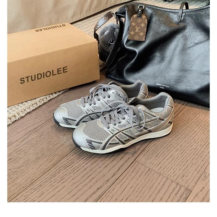 Grape mother studiolee new American sports style versatile mesh splicing contrasting color dad shoes girl spring 35 срібний
Grape mother studiolee new American sports style versatile mesh splicing contrasting color dad shoes girl spring 35 срібний