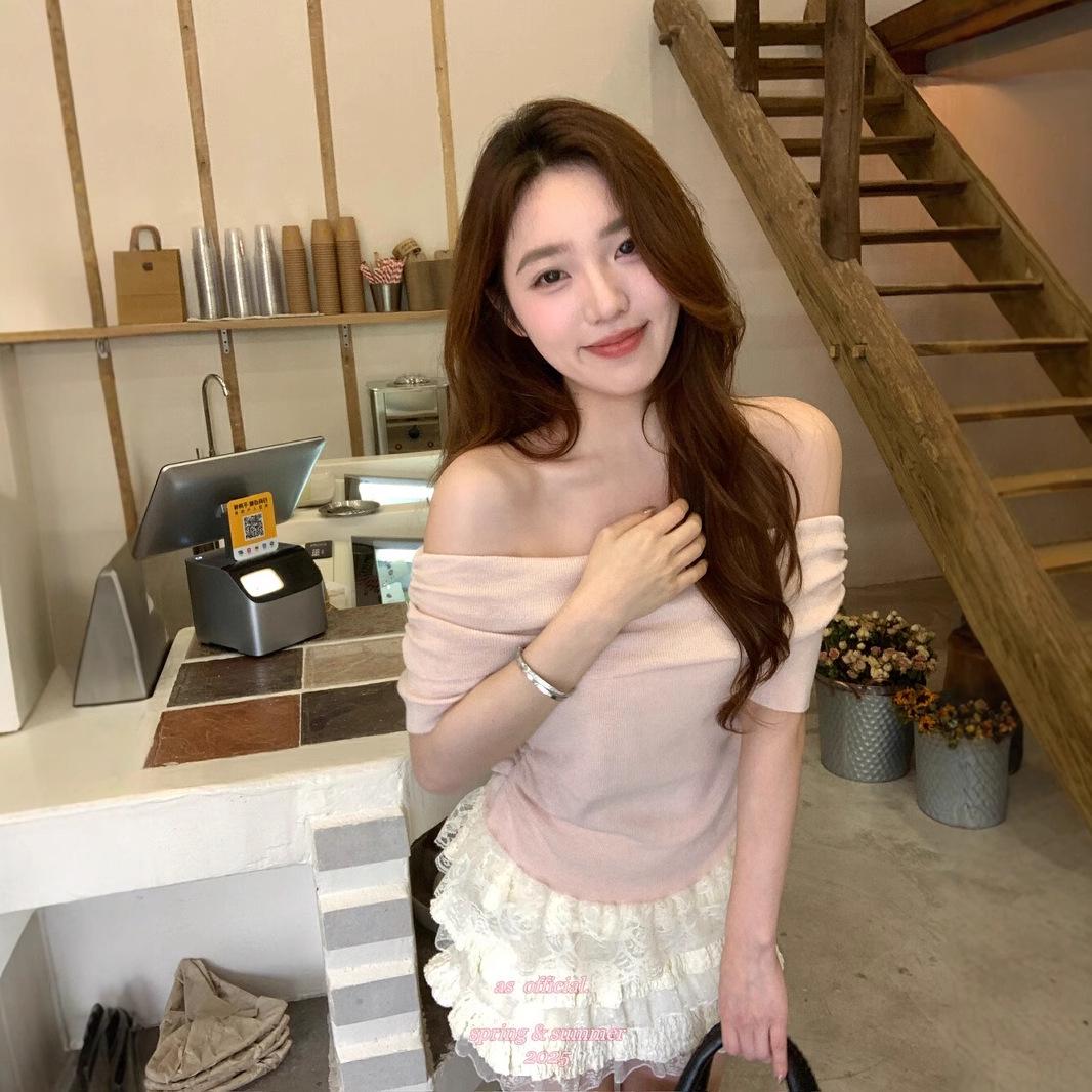 Chic Pink Lace Trim Patchwork Off-Shoulder Cinched Waist T-Shirt for Women - Summer Style One Size (Recommended for weight under 125 lbs)
Chic Pink Lace Trim Patchwork Off-Shoulder Cinched Waist T-Shirt for Women - Summer Style One Size (Recommended for weight under 125 lbs)