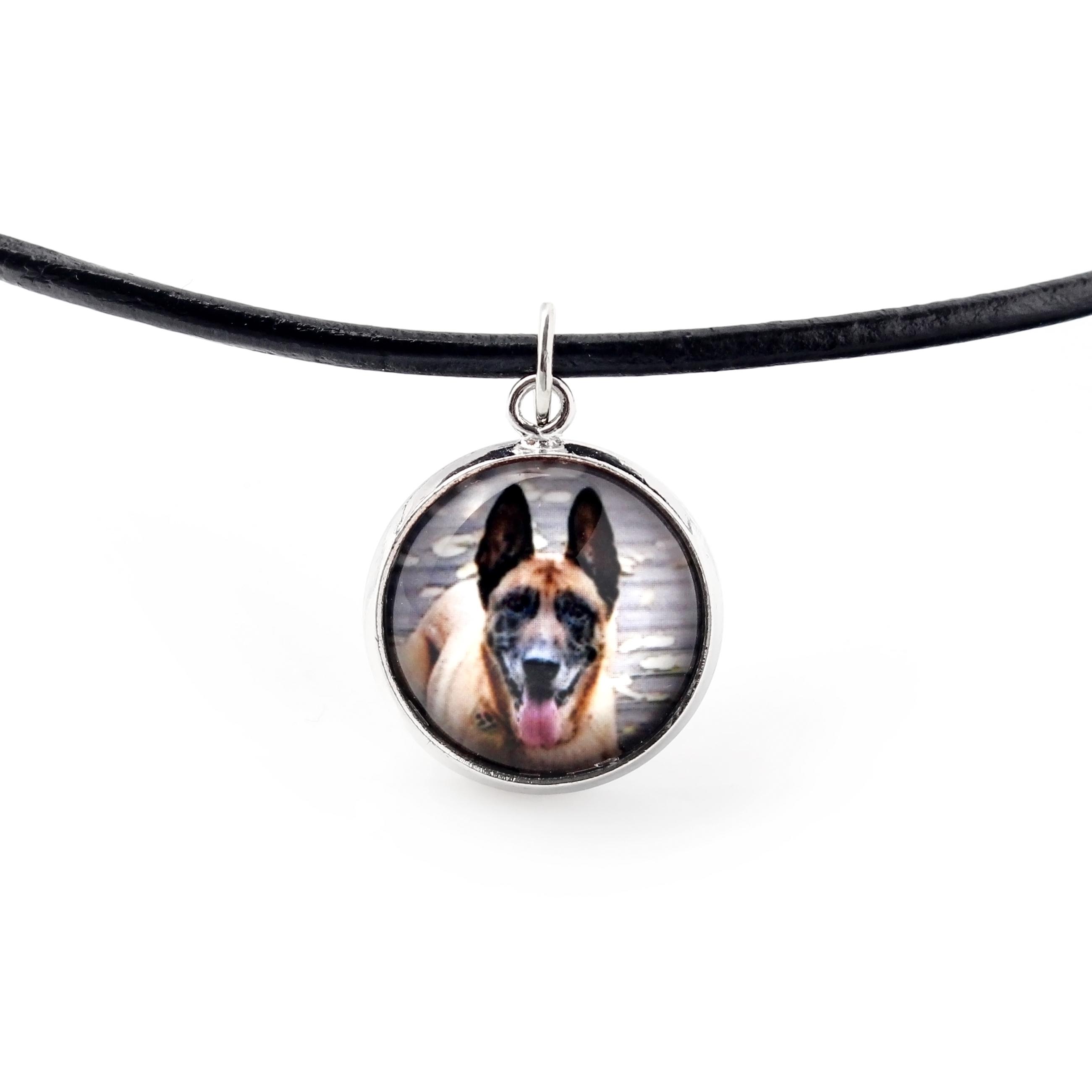 Malinois Belgian Shepherd Dog - necklace pendant with your photo, handmade, handcrafted jewelry by Art-Dog brand срібний
Malinois Belgian Shepherd Dog - necklace pendant with your photo, handmade, handcrafted jewelry by Art-Dog brand срібний