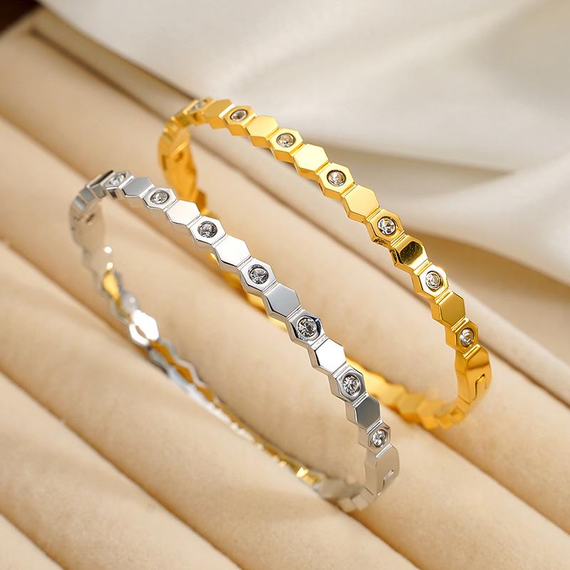 18k Gold-plated Stainless Steel Honeycomb Rhombus Beaded Bangle - Elegant Light Luxury Women s Bracelet серебряный
18k Gold-plated Stainless Steel Honeycomb Rhombus Beaded Bangle - Elegant Light Luxury Women s Bracelet серебряный