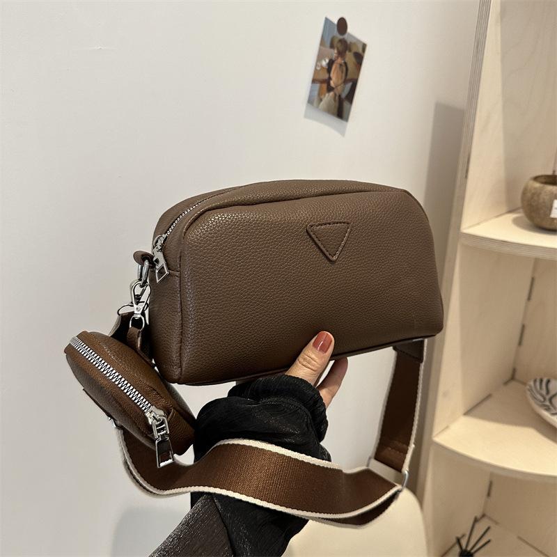 Повседневная универсальная текстурная нишевая мягкая кожа маленькая квадратная сумка новая повседневная сумка для матери и ребенка широкий плечевой ремень сумка через плечо one size fits all темно-коричневого