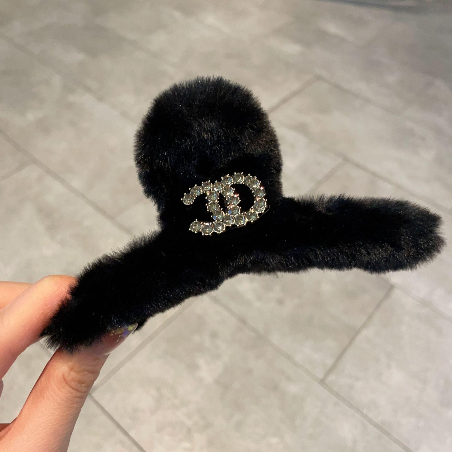 Заколка для волос из искусственного меха кролика с буквой из стразов, осень/зима чёрный
Заколка для волос из искусственного меха кролика с буквой из стразов, осень/зима чёрный