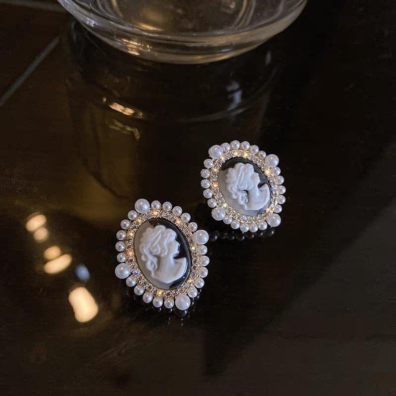 2024 Trend: French Court-Style Retro Portrait Stud Earrings - Elegant Cold Style for Women
2024 Trend: French Court-Style Retro Portrait Stud Earrings - Elegant Cold Style for Women