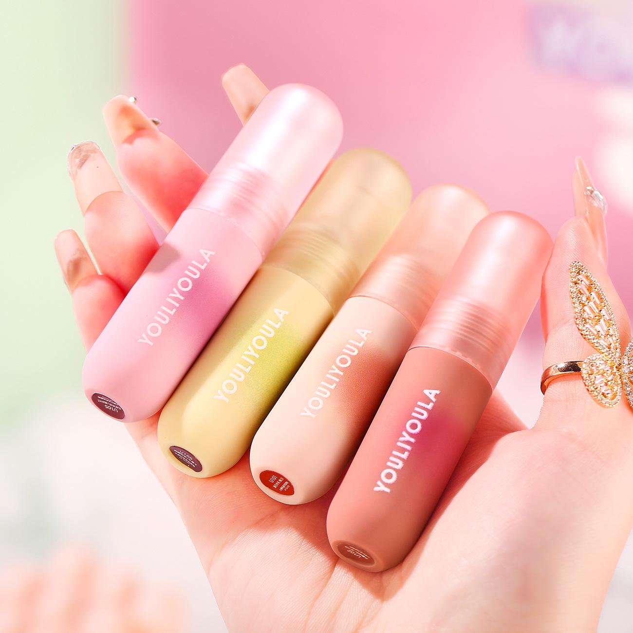 Watery Gloss Set: Pigmented, Long-Lasting, Non-Sticky, Non-Drying for Plump Lips with a Little Surprise.
Watery Gloss Set: Pigmented, Long-Lasting, Non-Sticky, Non-Drying for Plump Lips with a Little Surprise.