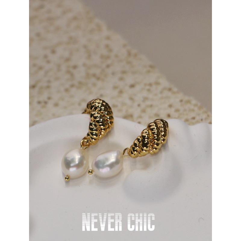 Gold-Plated Brass French Modern Croissant Baroque Pearl Earrings with 925 Silver Needle
Gold-Plated Brass French Modern Croissant Baroque Pearl Earrings with 925 Silver Needle